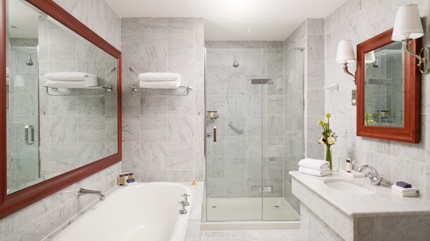 TheCulloden_Palace_Suite_Bathroom_Jack_Hardy_2018